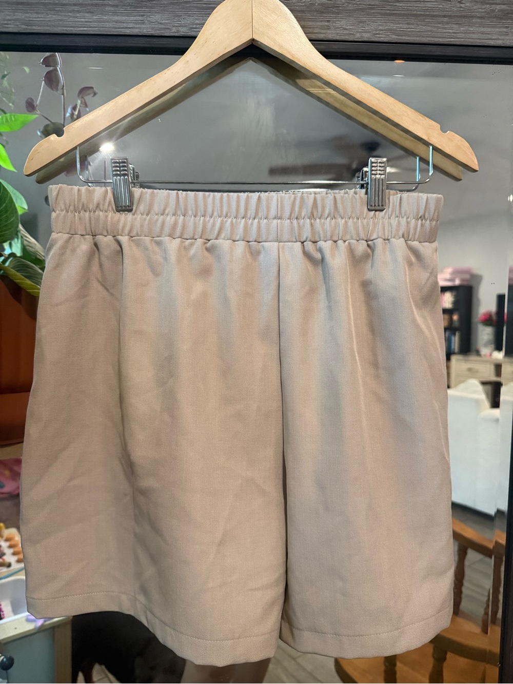 Womenm’s Elastic Waist Casual Shorts in Beige